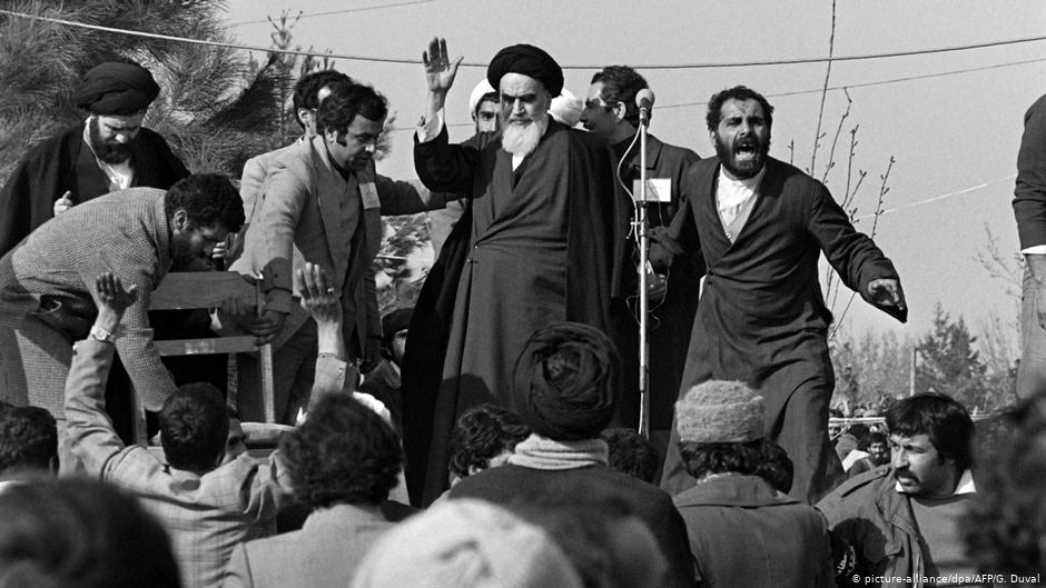 Leader of the Islamic Revolution: Ayatollah Khomeini after returning from exile in France (photo: picture-alliance/dpa/AFP/G.Guval)