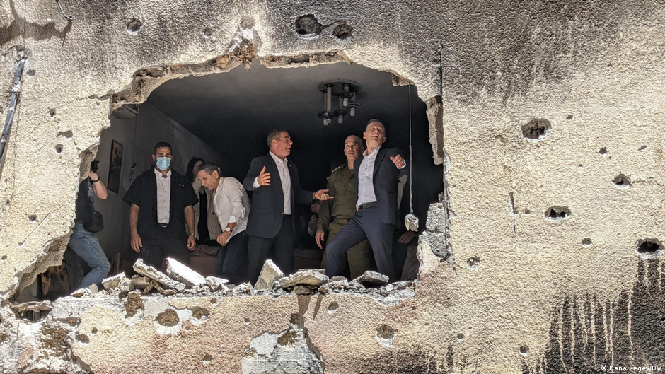 German Foreign Minister Heiko Maas visits Israel and inspects the damage to an Israeli apartment building (photo: Dana Regev/DW)