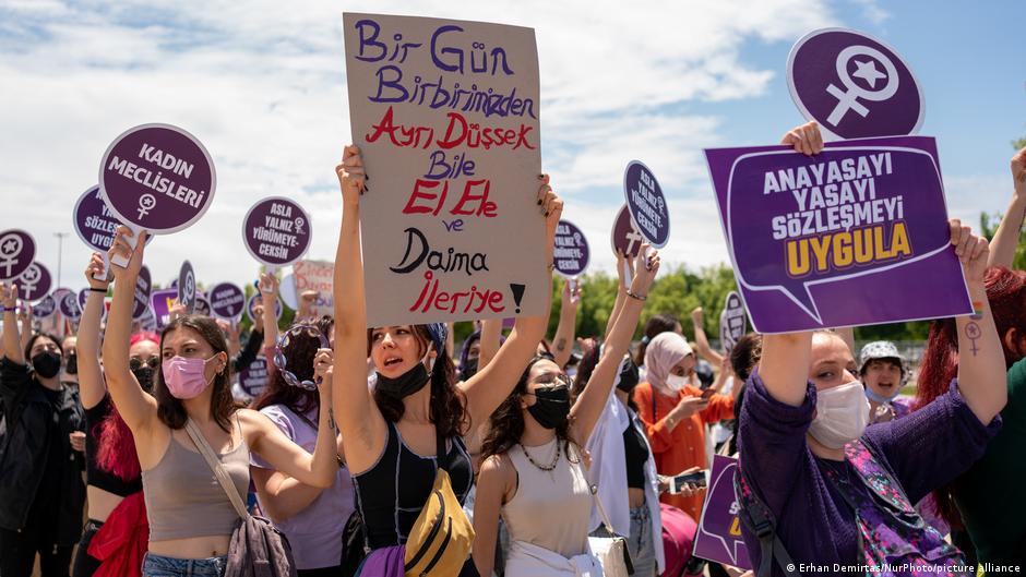 Frauen und LGBTQI-Aktivisten organisieren einen Protest gegen den Austritt der Türkei aus der Istanbul-Konvention in Istanbul, Türkei am 19. Juni 2021. Die Türkei tritt nach einem präsidialen Erlass aus der Konvention aus, die Gewalt gegen Frauen verhindern soll und in 2011 unterzeichnet wurde; Foto Erhan Demirtas/NurPhoto