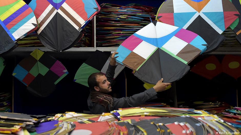 Auf diesem Foto vom 9. Juni 2021 zeigt ein Drachenverkäufer seine Ware zum Verkauf in einem Geschäft im Shor Bazaar in der Altstadt von Kabul; Foto: Wakil Kohsar/AFP