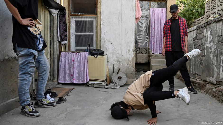 Manizha Talash (Mitte), das einzige weibliche Mitglied einer Gruppe von Breakdancern, die hauptsächlich aus Hazara-Jungen besteht, übt eine Bewegung, während zwei Mitglieder ihrer Truppe in Kabul zusehen; Foto: Adek Berry/AFP