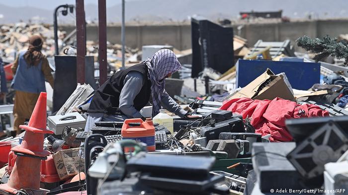 Ein Mann durchsucht in Bagram Elektroschrott der US-Armee