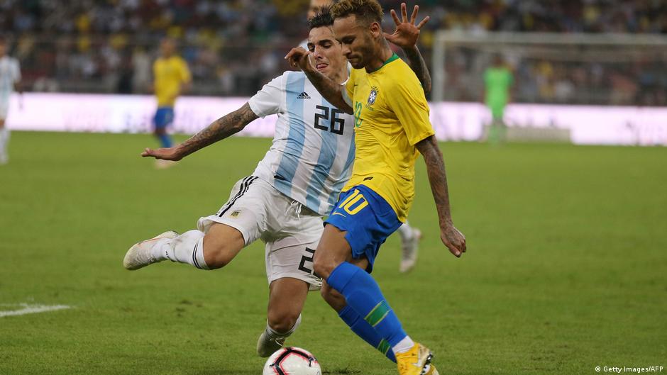 Der brasilianische Stürmer Neymar (re.) im Zweikampf mit dem argentinischen Verteidiger Renzo Saravia (li.) während eines Freundschaftsspiels in Saudi-Arabien; Foto: Getty Images/AFP