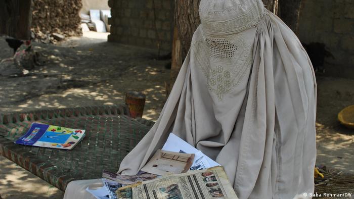 A hard life: life is hard for Pakistan's tribal women. For Baswaliha, a 55-year-old widow, life became even more painful after she lost her son in 2009, and her husband in 2010 – both in terrorist attacks. Baswaliha lives in Galanai, a town in the tribal Mohmand district that shares a border with Afghanistan. The area was hit hard by the Taliban insurgency following the 2001 U.S. invasion of Afghanistan (photo: S. Rehman/DW)