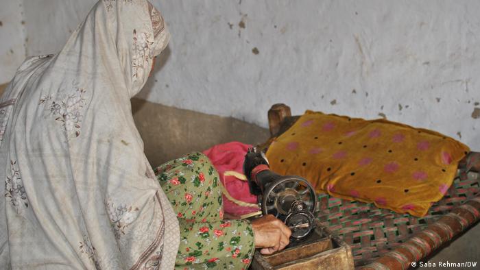 Sewing and selling: she wants her remaining children to receive a proper education. "It was not easy. At one point, I started thinking that my life is useless, and I cannot survive in this society," she admitted, adding that women are not even allowed to visit the local market alone in Mohmand district. Sewing is one of her major sources of income. She charges 150-200 rupees to sew a woman's suit (photo: S. Rehman/DW)