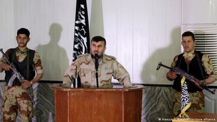 Jaish al-Islam-Gründer Zahran Alloush (Mitte) wusste wahrscheinlich nichts von der Entführung, als sie stattfand; Foto: Hamza Al Almahi/AA/picture-alliance