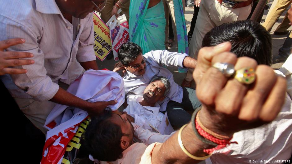 Workers from various trade unions shout slogans as they try to block a road during a strike in Mumbai, 20 February 2013 (photo: REUTERS/Danish Siddiqui)