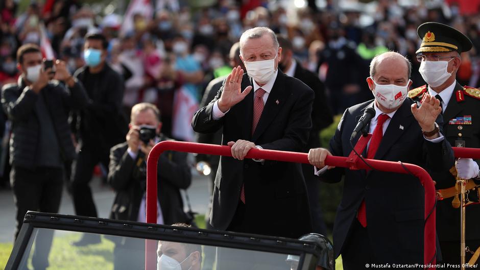 Der türkische Präsident Recep Tayyip Erdogan und der Präsident des türkisch-zypriotischen Teilstaates Ersin Tatar in Nikosia; Foto: Mustafa Oztartan/Presidential Press Office/Reuters