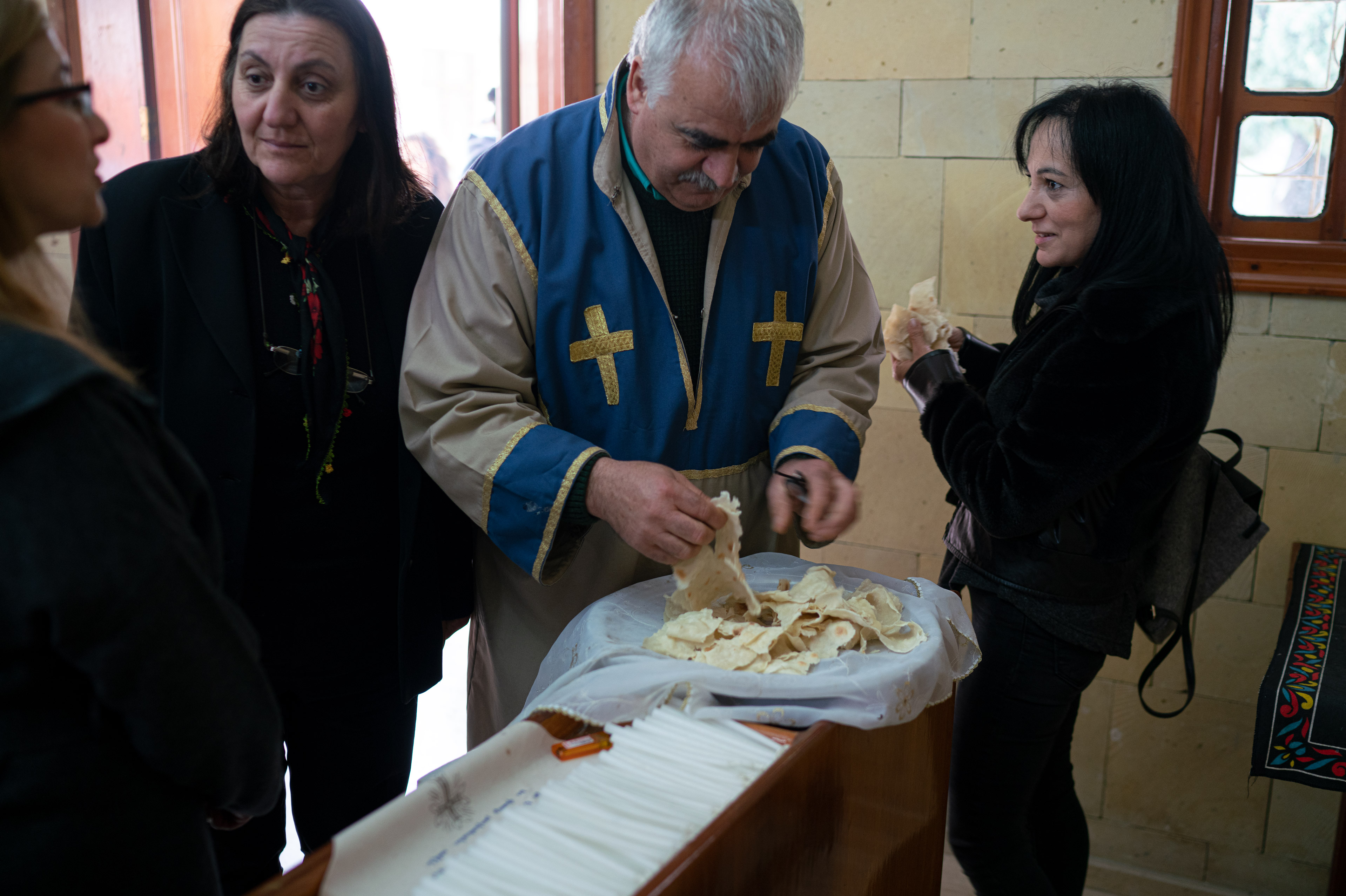 Lavashbrot nach dem Gottesdienst in Vakfili Köy; Foto: Jochen Menzel/transfer films