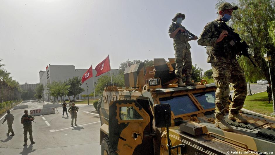 Angehörige der tunesischen Armee umstellen das Parlament; Foto: Fethi Belaid /AFP/Getty Images