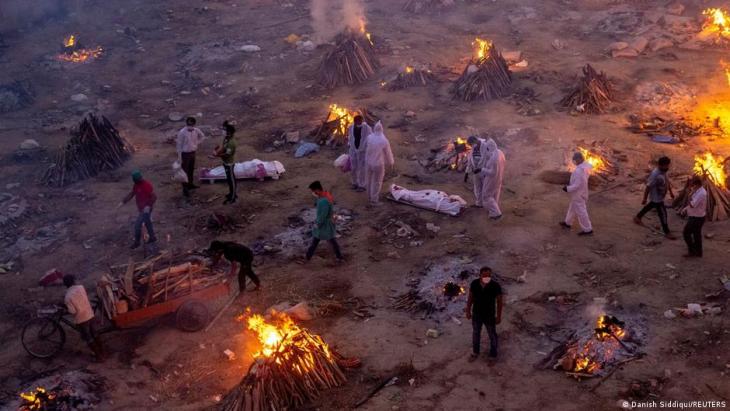 Menschen warten an einem Krematorium darauf, Opfer der Corona-Pandemie zu verbrennen am23. April 2021 in Neu-Dehli; Foto: REUTERS/Danish Siddiqui