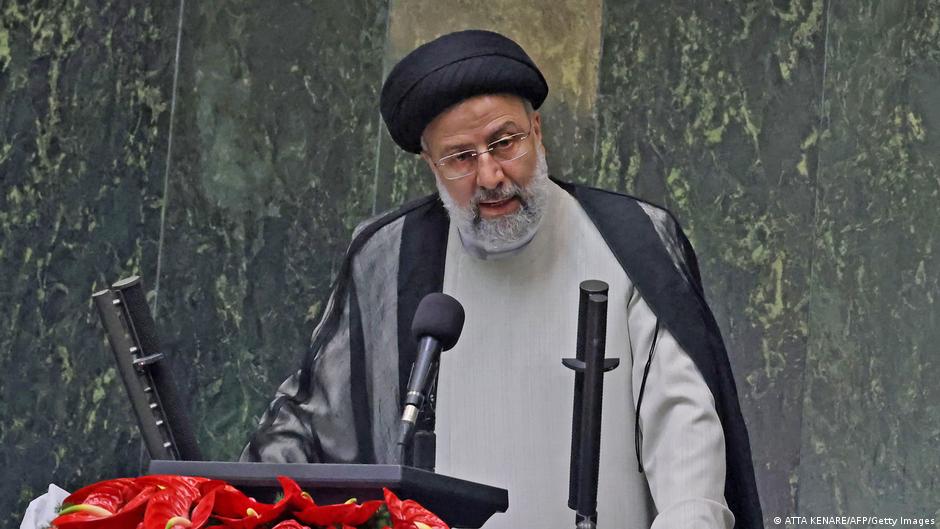 Ebrahim Raisii bei seiner Vereidigung im iranischen Parlament; Foto: Atta Kenare/AFP/Getty Images