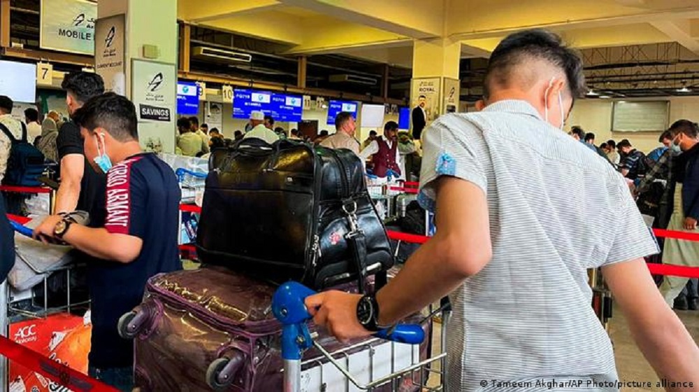 Andrang am Airport in Kabul. (Foto: Tameem Akghar/AP Photo/picture alliance)