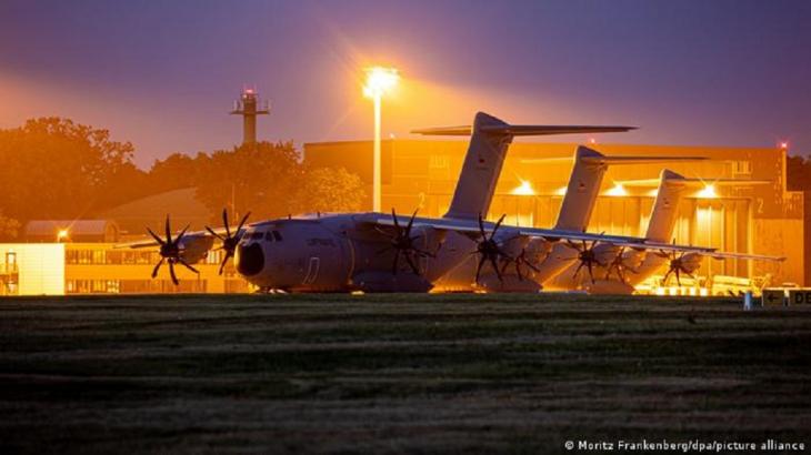 Evacuation of Westerners (photo: Moritz Frankenberg/dpa/picture-alliance)