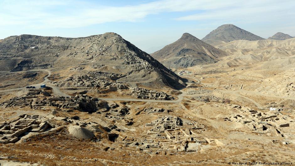 Man sieht es nicht auf den ersten Blick, aber hier, im Mes Aynak Tal, lagert sehr viel Lithium.  (Mes Aynak Tal/AP Photo/picture alliance)