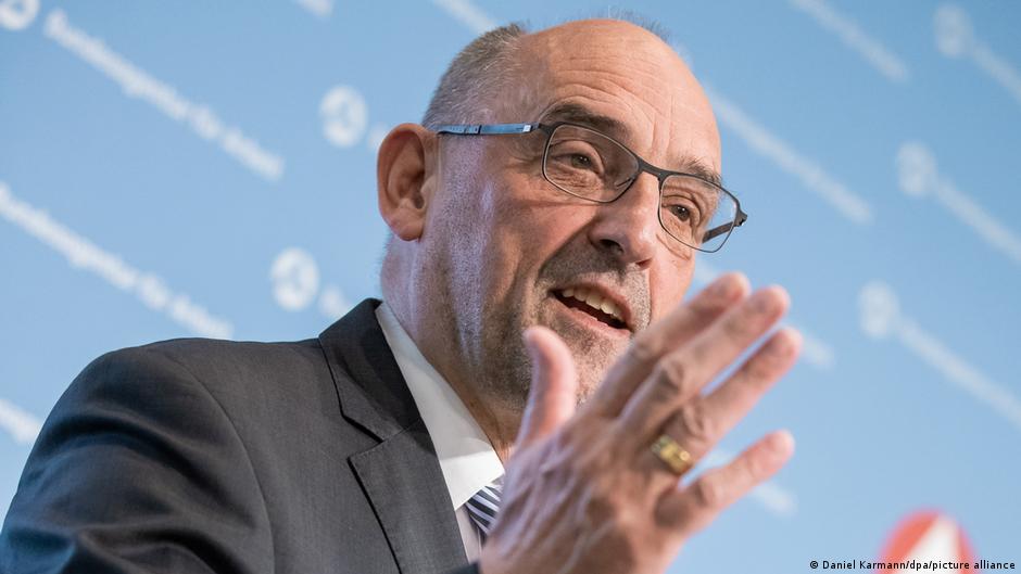 Detlef Scheele, Chef der Arbeitsagentur findet die Transformation der Wirtschaft zu mehr Digitalisierung und Nachhaltigkeit weniger kritisch für den Arbeitsmarkt als die demografische Entwicklung. (Foto: Daniel Karmann/dpa/picture alliance)