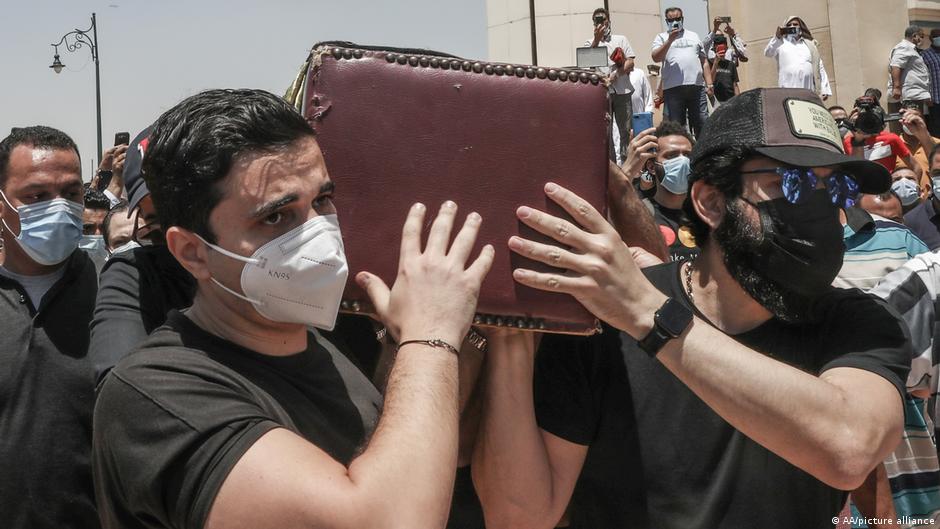 Funeral of Egyptian actor Samir Ghanem, who died of COVID-19 in May 2021 (photo: AA/picture-alliance)