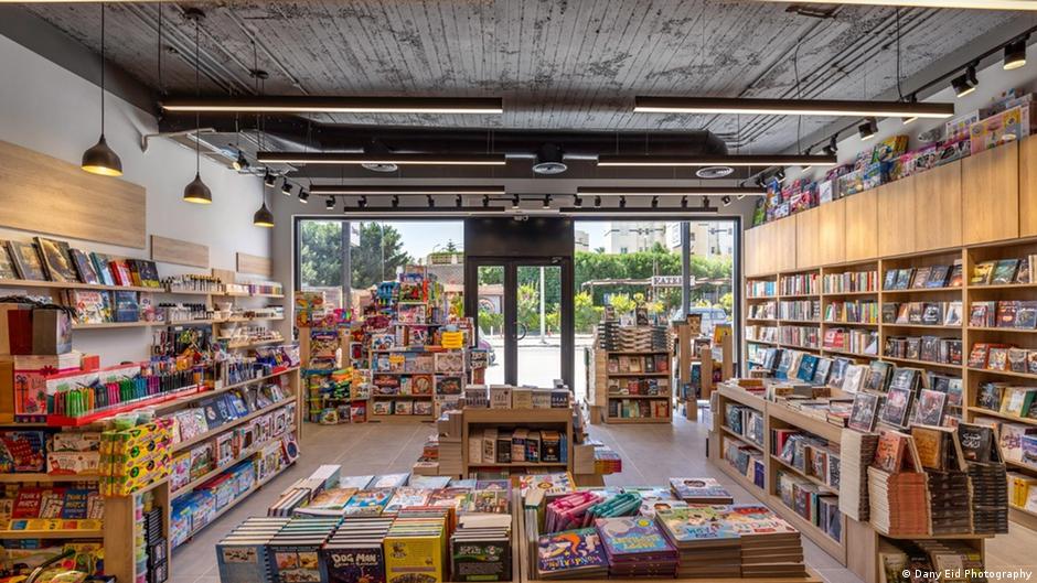 القاهرة - مكتبة "ديوان" من الداخل - الكاتبة المصرية نادية واصف شاركت في التأسيس. Bookshop interior, with shelves piled with books (photo: Dany Eid Photography)