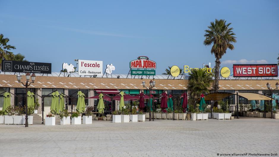 A Tunis street usually buzzing with tourists is empty in April 2020 (photo: picture-alliance/AP Photo)