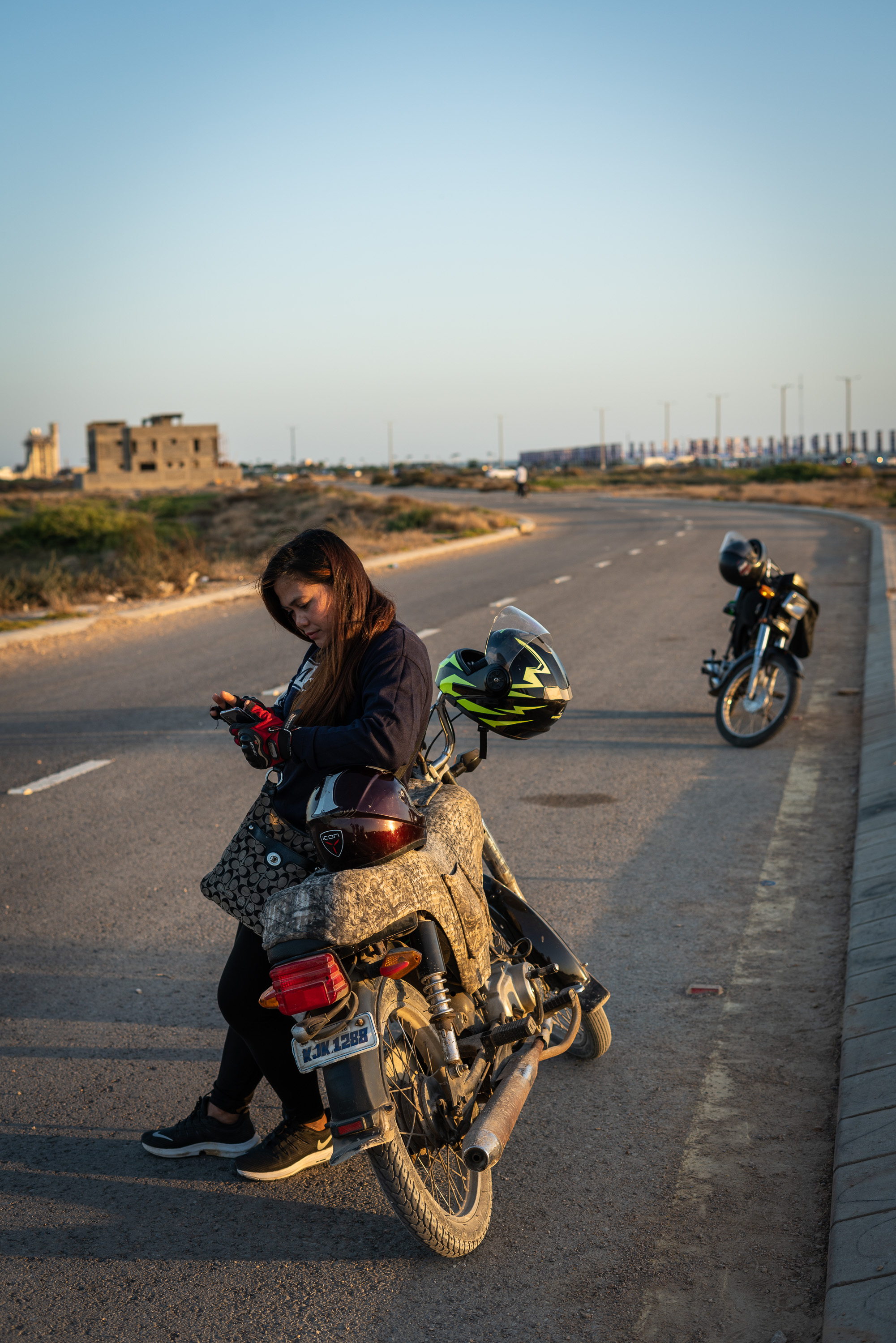 Filipina Richelle Ventura, who everyone calls Zoey, during a Pink Riders driving lesson. She has had her driving licence for quite a while, but still likes to check in with her driving instructors, who have now become her friends (photo: Philipp Breu)