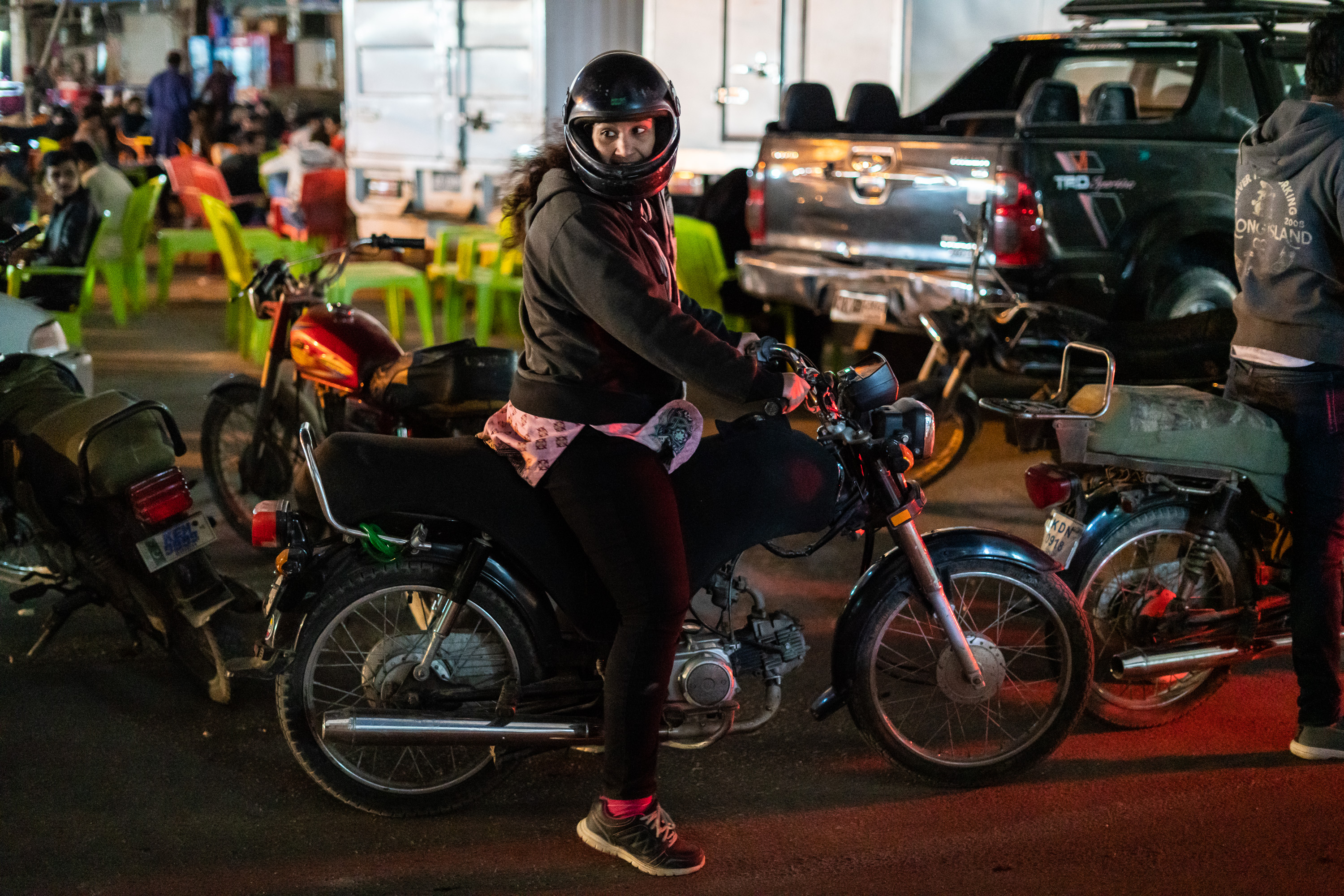 Sana Yacoob, one of the Pink Riders' driving instructors, gets ready to head back home after having tea with her friends in Karachi (photo: Philipp Breu)