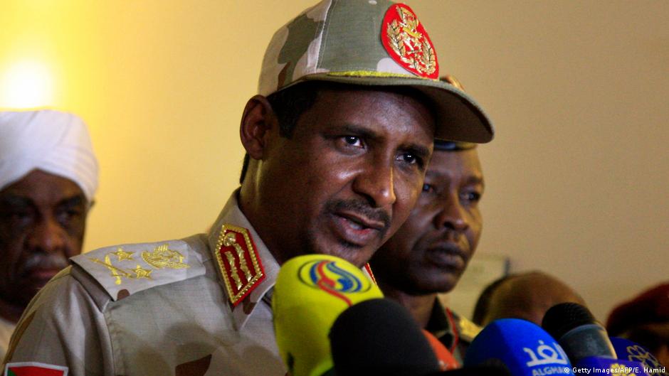 Der stellvertretende Chef des Militärrats und Anführer der RSF General Mohamed 'Hemeti' Hamdan Dagalo bei einer Pressekonferenz in Khartum, Juli 2019 (Foto: Getty Images/AFP/E. Hamid)