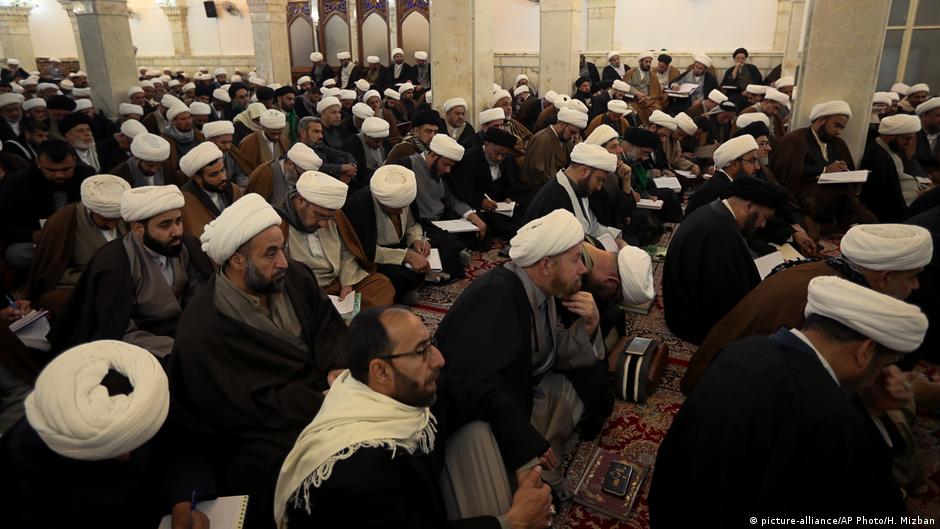 Students attend a seminar at the "Hawza" high school in Najaf, February 2020 (photo: picture-alliance/AP Photo/H.Mizban)