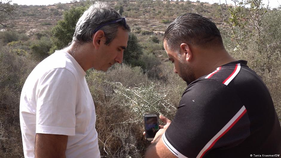 Avi Dabush, director of the non-governmental organisation Rabbis for Human Rights (left) (photo: Tania Kraemer/DW)