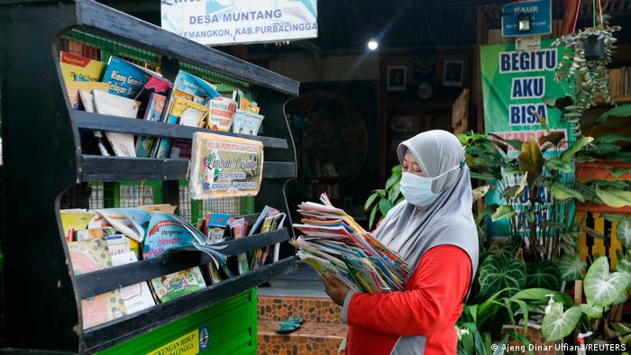 Reden Roro Hendarti sortiert ihrer Büchersammlung