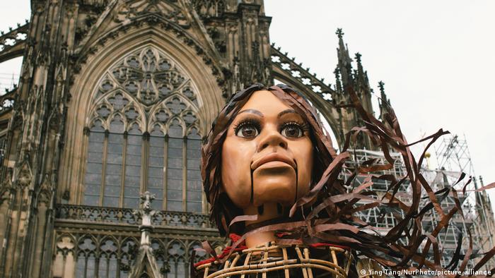 Little Amal in front of Cologne Cathedral, 02.10.2021 (photo: Ying Tang/NurPhoto)