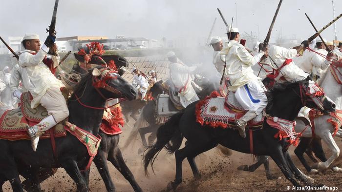 من الخط العربي إلى التبوريدة المغربية والقدود الحلبية السورية ونواعير العراق - إدراج فنون من المنطقة العربية على قائمة اليونسكو. 01 Marokko_Tbourida_FOTO IMAGO