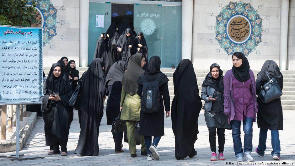 Studentinnen auf dem Campus der Universität Teheran; Foto: Bernd von Jutrczenka/dpa/picture-alliance