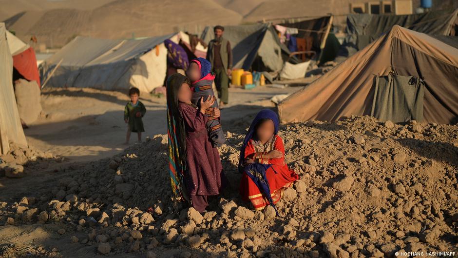 الأطفال الأفغان أول ضحايا الحرب والفقر في أفغانستان Afghanistan Kinderehe FOTO Getty Images