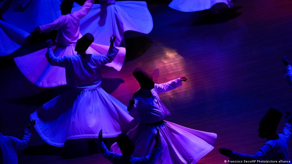 Whirling dervishes of the Mevlevi order perform during a Sheb-i Arus ceremony in Konya, central Turkey on Friday, Dec. 17, 2021. Every December the Anatolian city hosts a series of events to commemorate the death of 13th century Islamic scholar, poet and Sufi mystic Jalaladdin Rumi (photo: AP Photo/Francisco Seco)