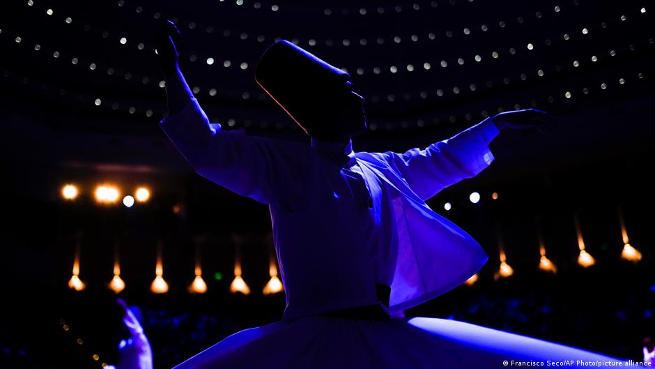 Whirling dervishes of the Mevlevi order perform during a Sheb-i Arus ceremony in Konya, central Turkey on Friday, Dec. 17, 2021. Every December the Anatolian city hosts a series of events to commemorate the death of 13th century Islamic scholar, poet and Sufi mystic Jalaladdin Rumi (photo: AP Photo/Francisco Seco)