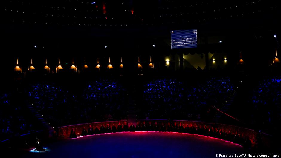 Whirling dervishes of the Mevlevi order perform during a Sheb-i Arus ceremony in Konya, central Turkey on Friday, Dec. 17, 2021. Every December the Anatolian city hosts a series of events to commemorate the death of 13th century Islamic scholar, poet and Sufi mystic Jalaladdin Rumi (photo: AP Photo/Francisco Seco)