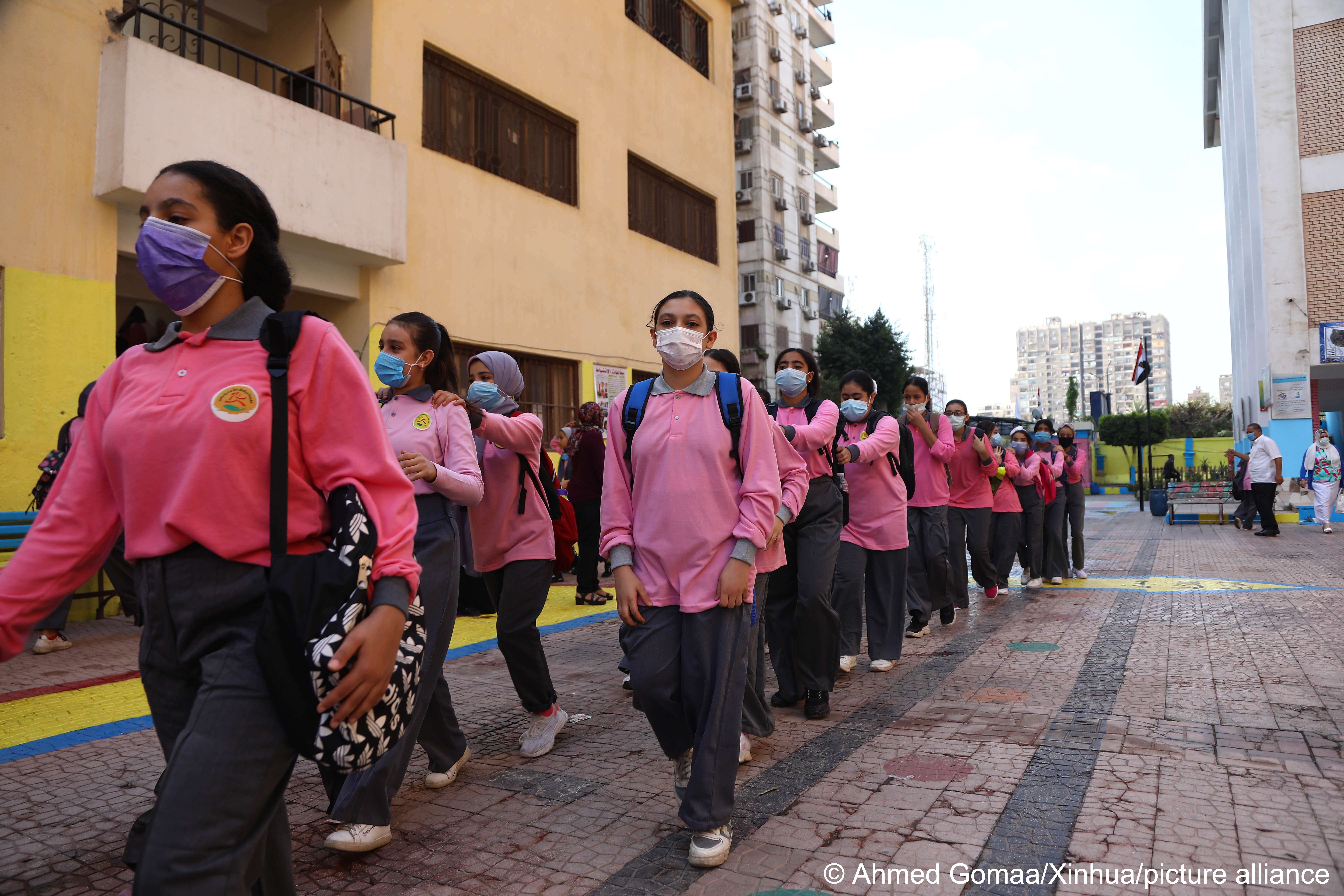 Schülerinnen tragen Gesichtsmasken und bilden eine Schlange vor einer Schule in der ägyptischen Hauptstadt Kairo am 10. Oktober 2021. (Foto: Ahmed Gomaa / Xinhua News Agency/ picture alliance) 