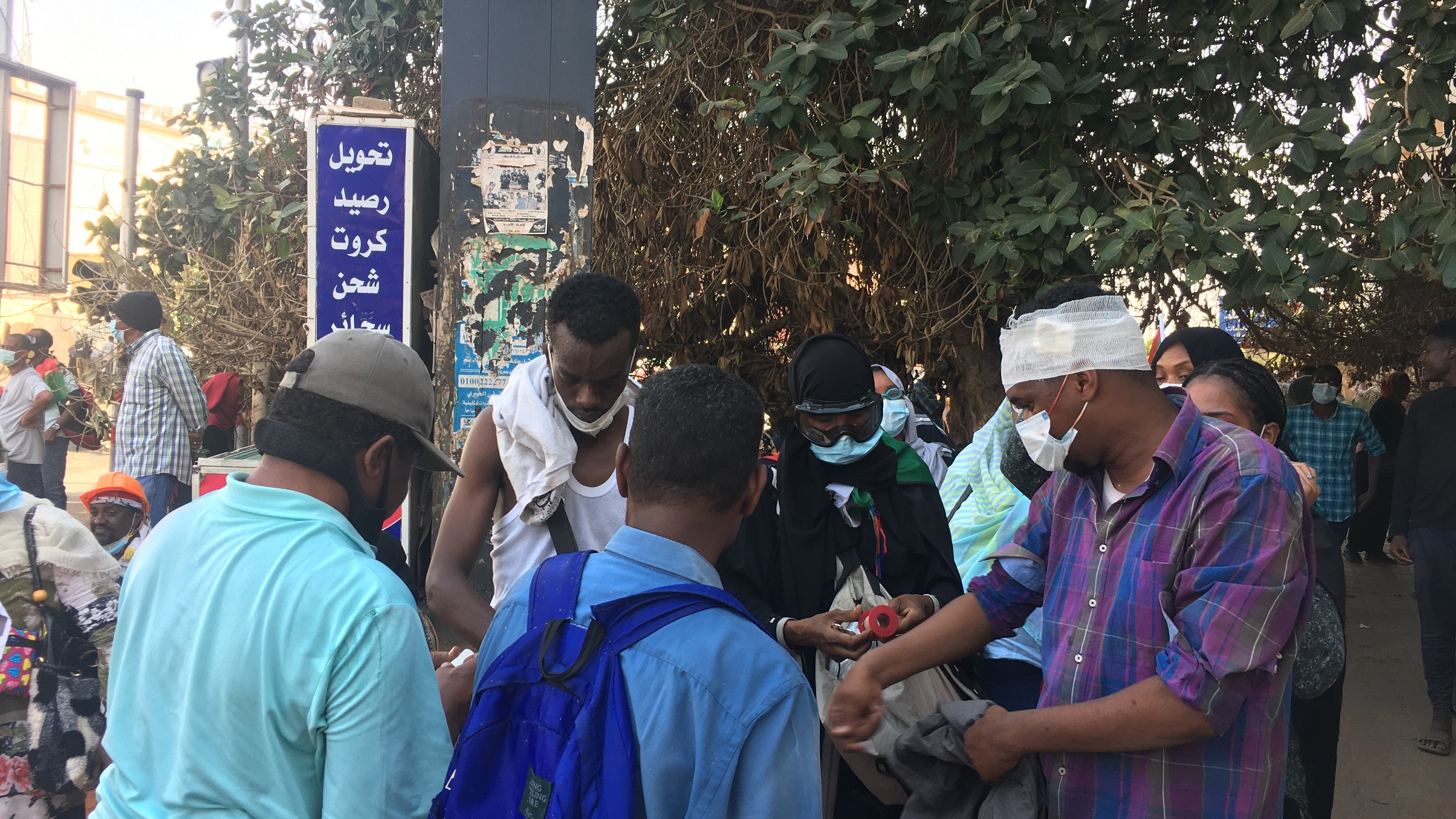 Sudanesen und Sudanesinnen bereiten sich in der Hauptstadt Khartum auf eine Demonstration gegen die herrschende Militärjunta vor. (Foto: Eduard Cousin)