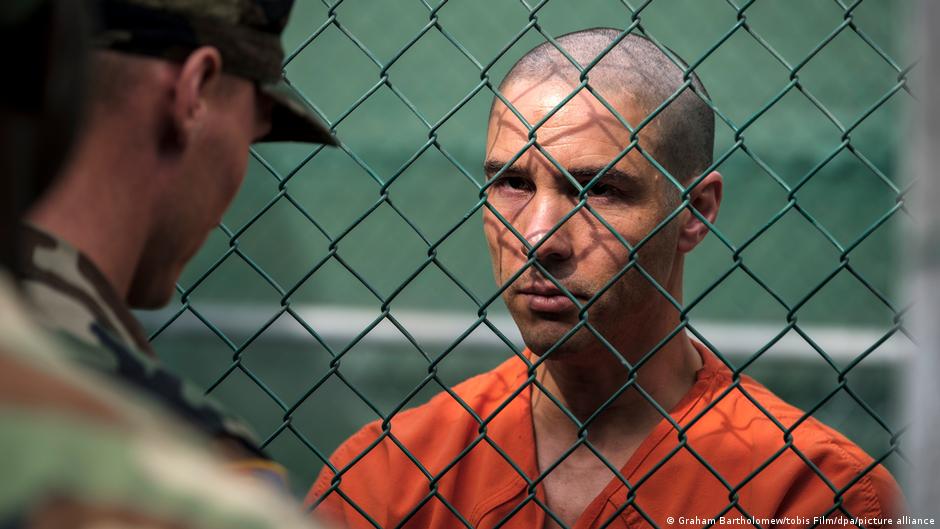 Still aus dem Film "Der Mauritanier", der auf den Schilderungen von Mohamedou Ould Slahi über sein Leben in Guantanamo basiert; Foto: Graham Bartholomew/tobis film/dpa/picture-alliance