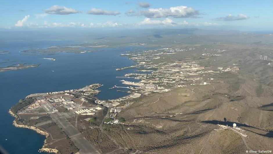 صورة من الجو لخليج غوانتانامو، الذي يوجد به معتقل غوانتانامو، الذي مضى على إنشائه 20 عاما. Aerial view of Guantanamo Bay, Cuba (photo: Oliver Sallet/DW)