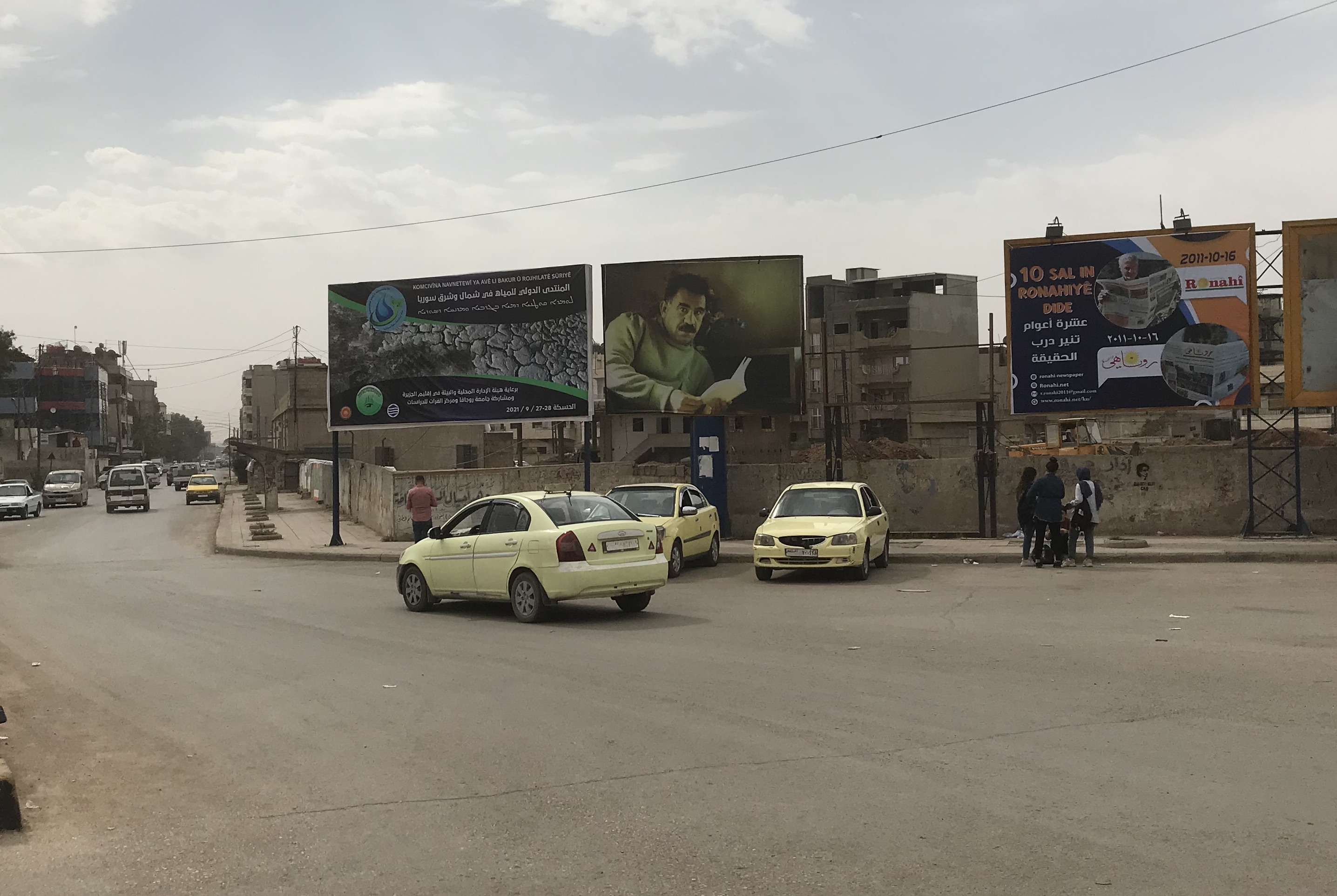 Wandplakat am Märtyrerplatz in Qamishli mit der Abbildung des PKK-Gründers Abdullah Öcalan, wie er liest. (Foto: Kristin Helberg)