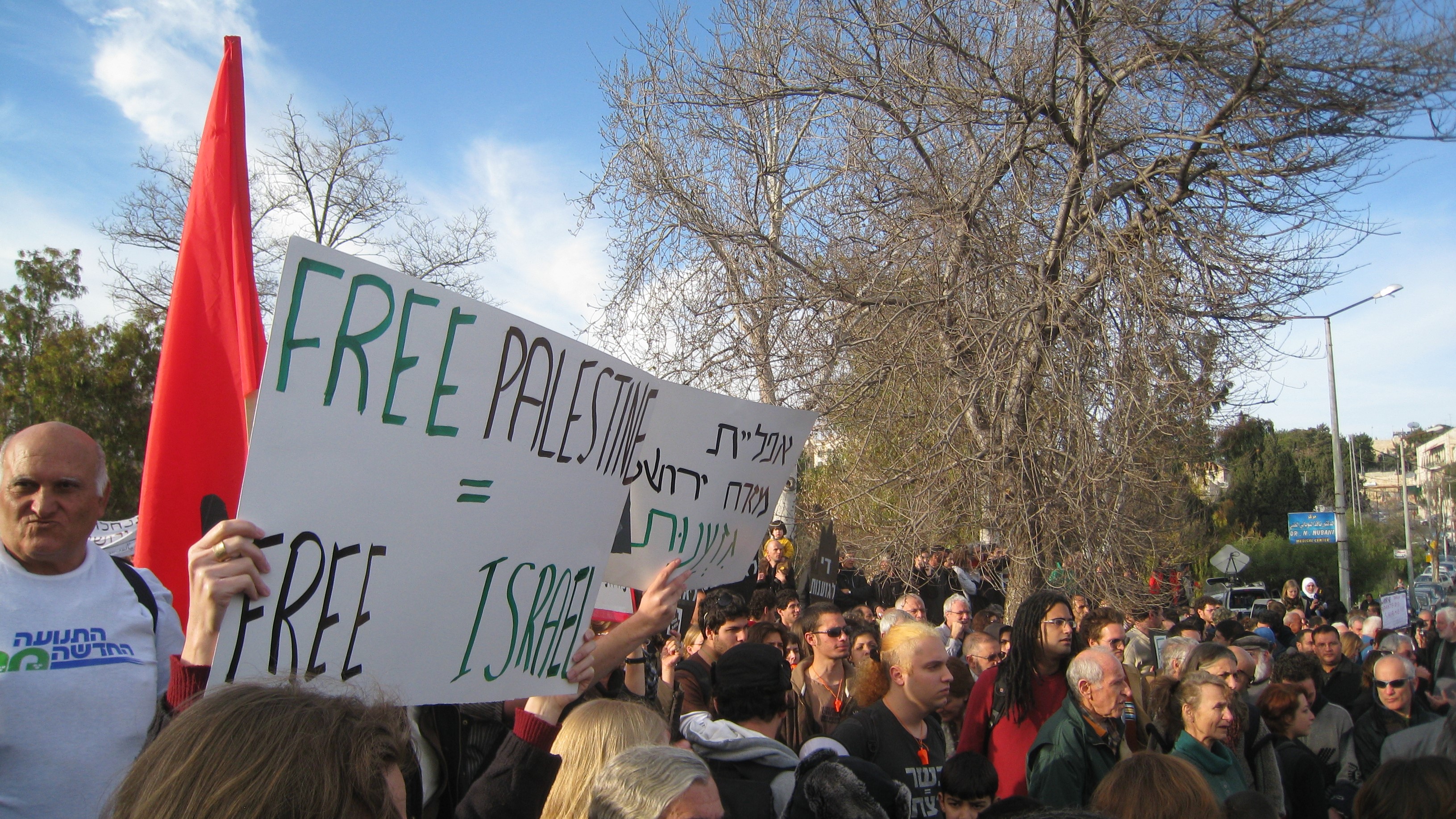 Demonstrating for peace and reconciliation in Sheikh Jarrah, East Jerusalem (photo: Noam Yatsiv)