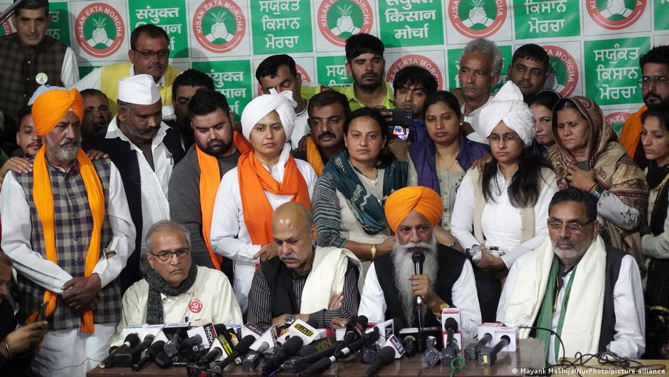 Samyukta Kisan Morcha, eine Koalition aus mehreren Bauernverbänden, erklärt in Neu Delhi das Ende der Proteste; Foto: Mayank Makhija/Nur Photo/picture alliance