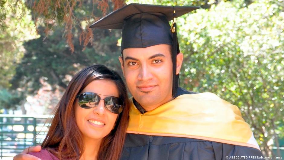 السعودية - الموظف في الهلال الأحمر عبد الرحمن الدسحان وشقيقته أريج. Graduation photo of human righs activist Abdulrahman al-Sadhan from 2013 with his sister Areej (photo: AP/pciture-alliance)