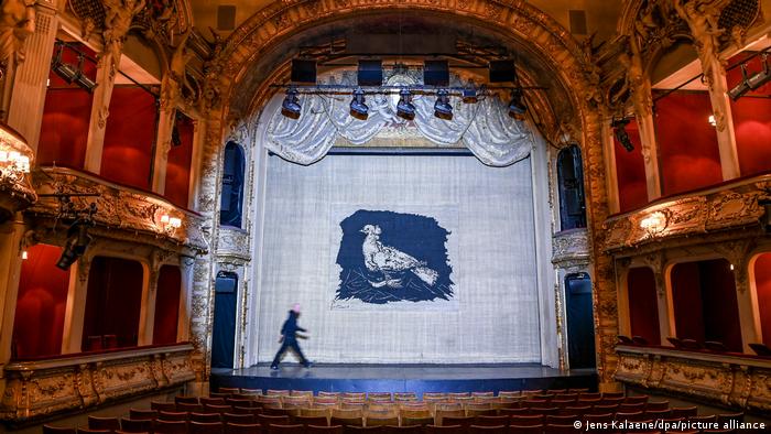 Der Vorhang im Berliner Ensemble zeigt die Friedenstaube von Picasso.