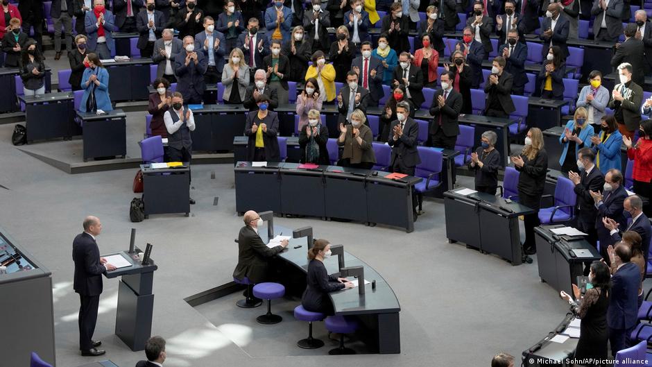 Regierungserklärung von Kanzler Olaf Scholz im Bundestag zur Ukraine-Krise am 27. Februar; Foto: Michael Sohn/AP/picture-alliance