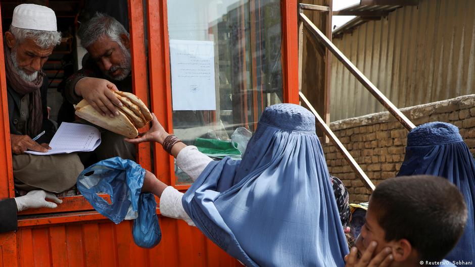 State distribution of bread to the population in Kabul (photo: Reuters/O.Sobhani)