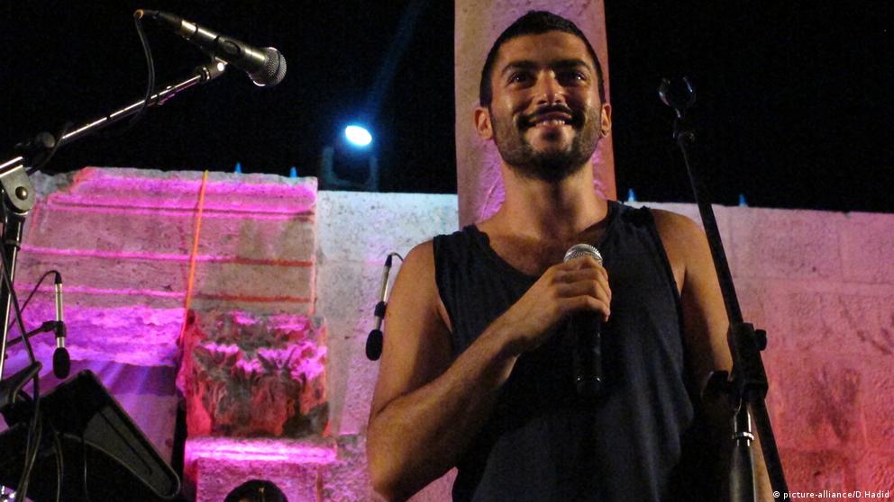 حامد سنو مغني فرقة الروك اللبنانية المستقلة "مشروع ليلى". Hamed Sinno von "Mashrou' Leila"Bild: picture-alliance/D.Hadid 