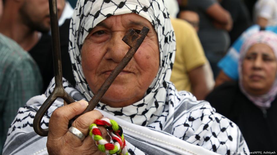 Symbolic of their hope to return: the keys of abandoned houses (photo: Getty Images/AFP/J.Ashtiyeh)