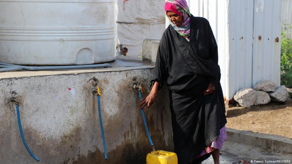 امرأة في مخيم للاجئين بالقرب من عدن، اليمن. Yemeni woman in a refugee camp for internally displaced persons near Aden, Yemen (photo: Reuters)